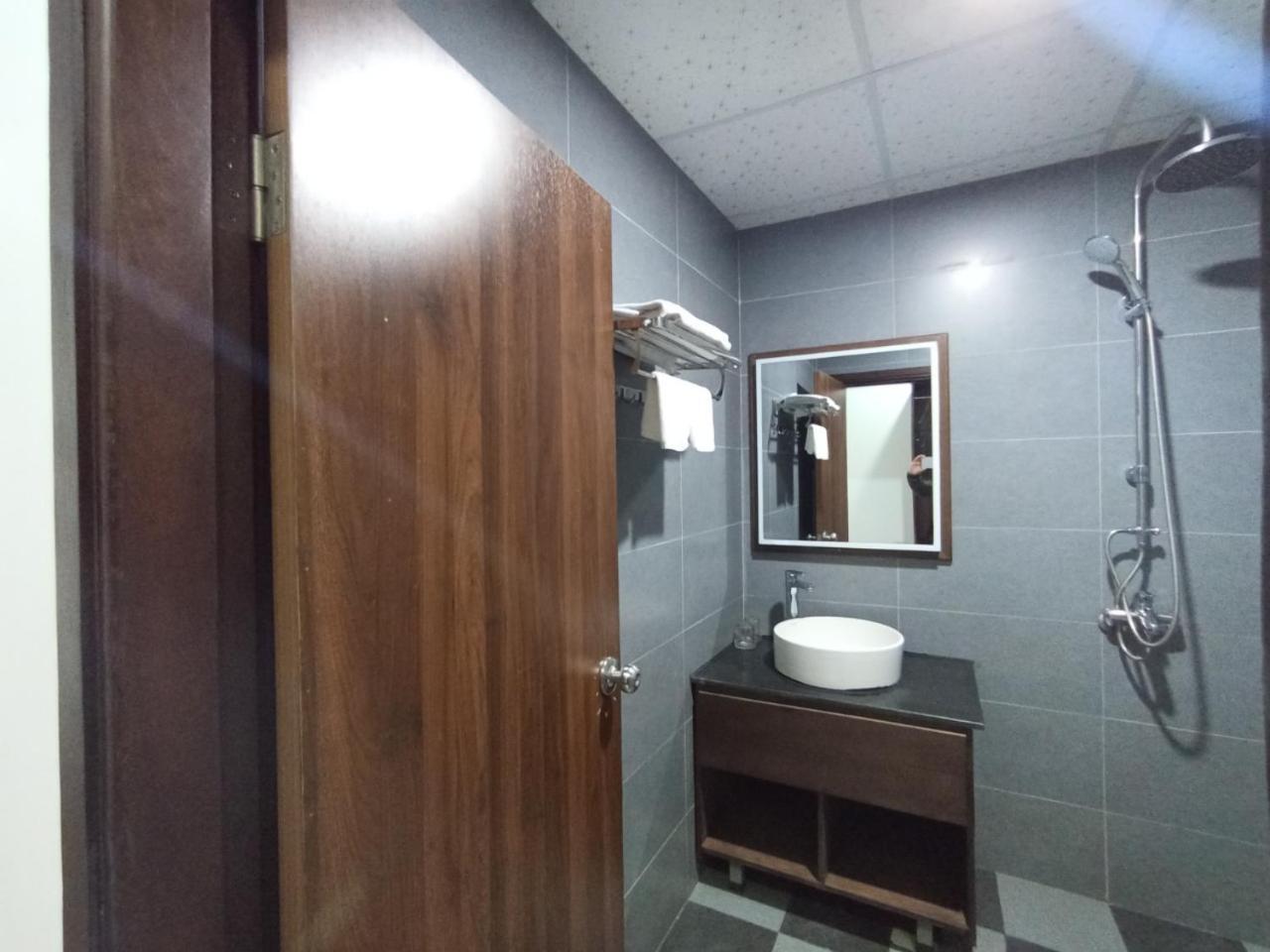 Khach San Huu Nghi Hotel Vinh Exterior foto